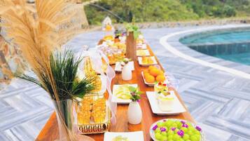 2 outdoor pools, free pool cabanas, pool umbrellas