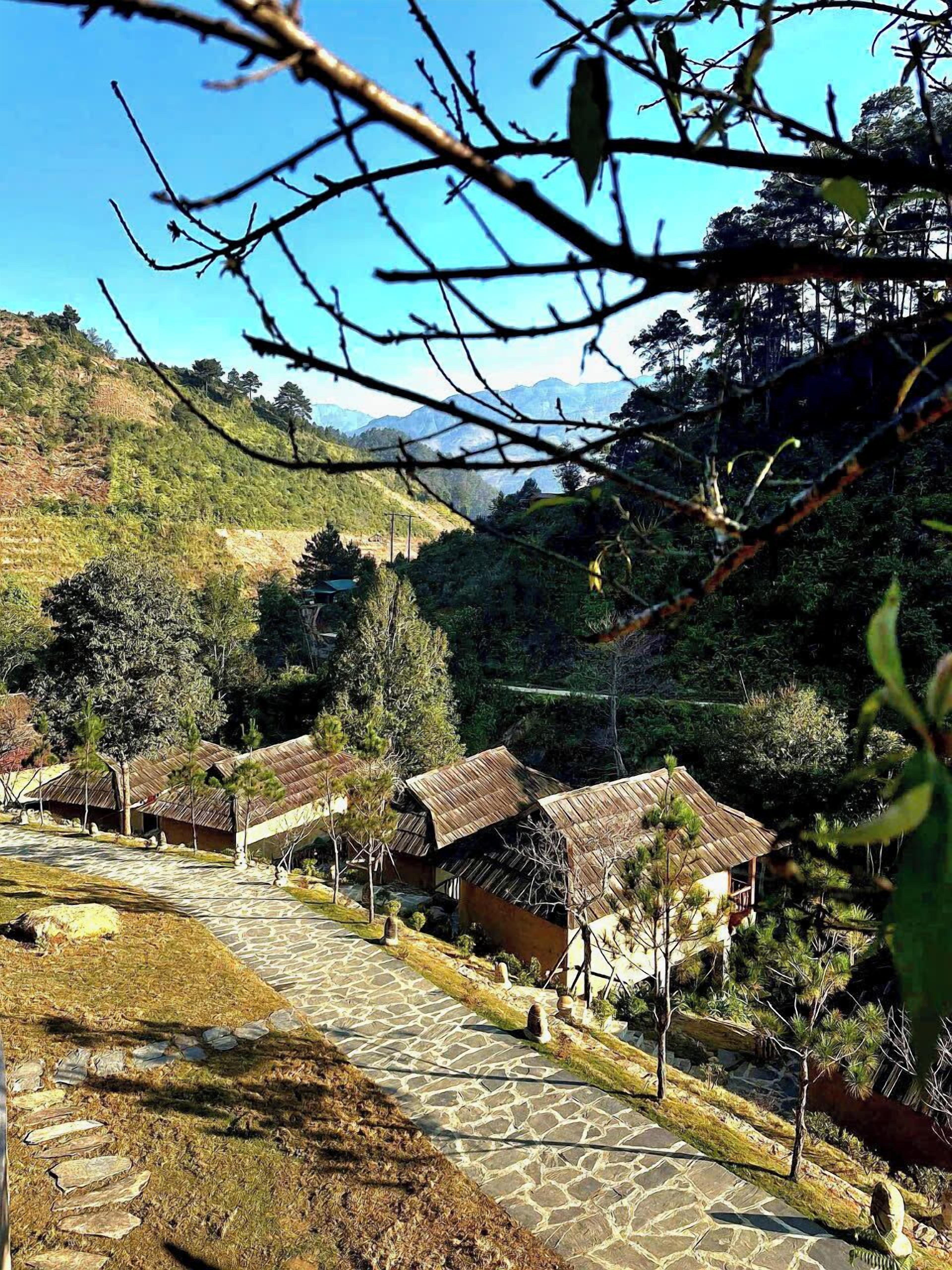 Un pueblo tradicional con senderos empedrados y chozas de techo de paja.