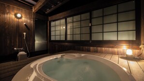 Ein Whirlpool in einem Holzraum mit einem großen Fenster.