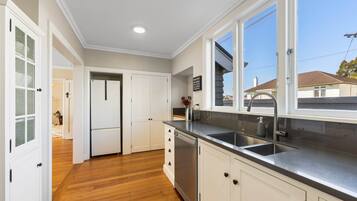 KĂŒhlschrank, Mikrowelle, Ofen, Herdplatte