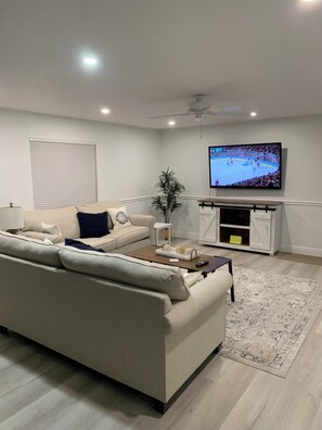 Living area - Charming 2-bedroom condo walking distance to the Beach with Private Parking! (Bonita Springs)