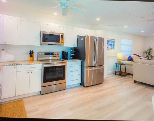 冷蔵庫、電子レンジ、オーブン、コンロ