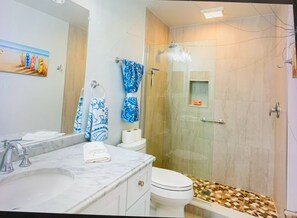 Douche, séchoir à cheveux, serviettes fournies, savon