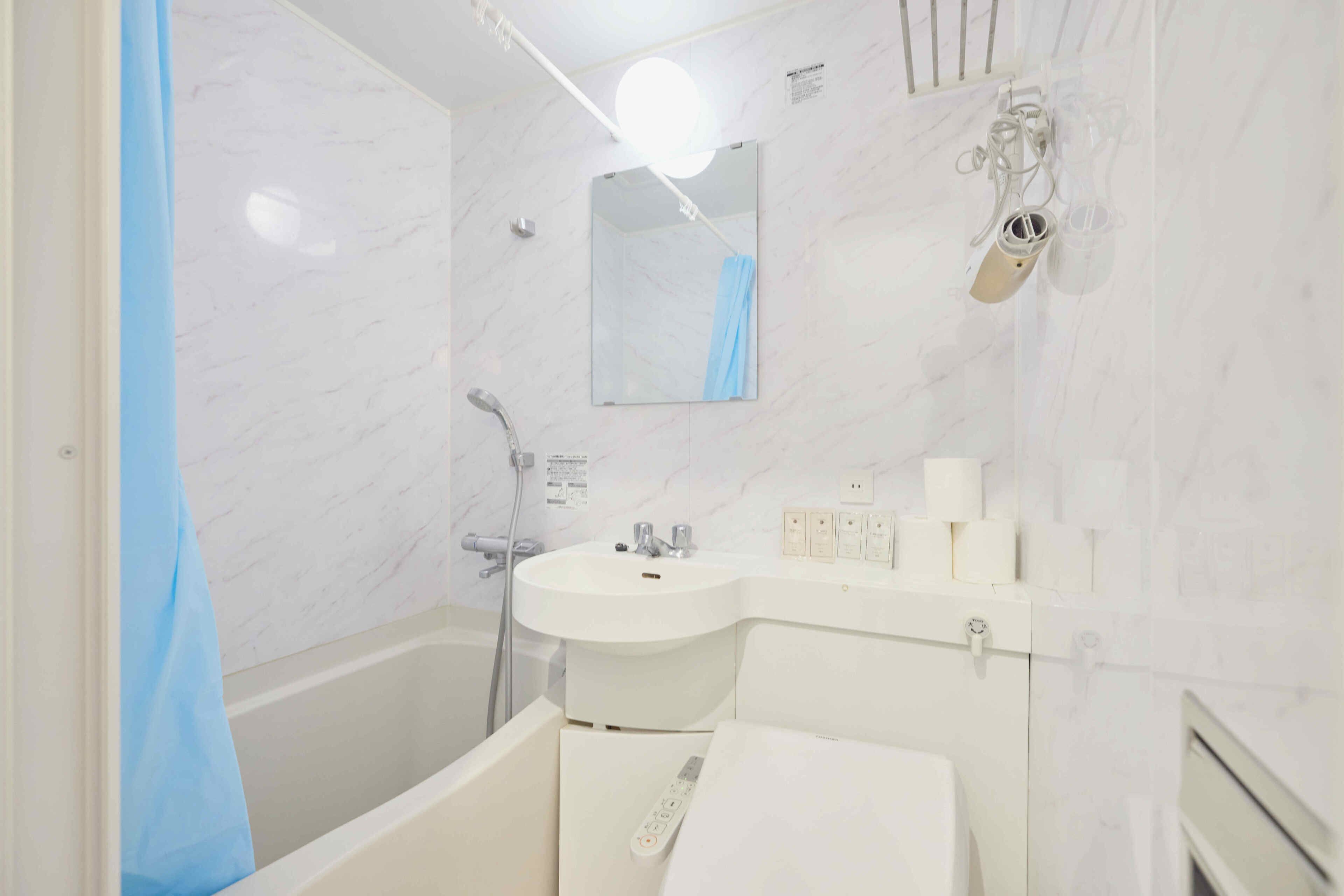 Doppia Standard | Bagno | Combinazione doccia/vasca, asciugacapelli, asciugamani, sapone