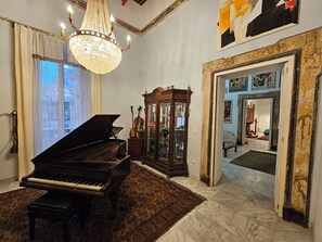 Royal Apartment, City View | Living area