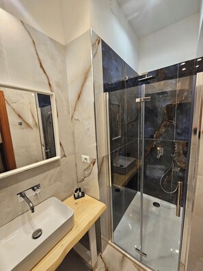 Royal appartement, uitzicht op stad | Badkamer | Een douche, een haardroger, een bidet, handdoeken