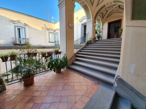 Front of property - The Spanish Palace suites, rooms, apartments & terraces (Naples)