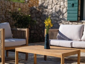 Terrace/patio - Villa Maslina: Rustic villa in an olive grove facing a bird sanctuary  (Kolan)