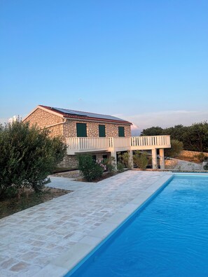 Outdoor pool - Villa Maslina: Rustic villa in an olive grove facing a bird sanctuary  (Kolan)