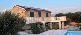 Villa Maslina: Rustic villa in an olive grove facing a bird sanctuary
