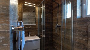 Shower, hair dryer, towels - Villa Maslina: Rustic villa in an olive grove facing a bird sanctuary  (Kolan)