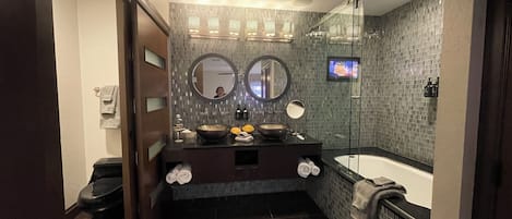 Secadora de cabello, toallas, jabón, papel de baño