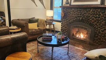 Smart-TV, peis og bøker