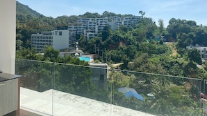 Un balcone con vista su una zona residenziale, tra edifici e spazi verdi.