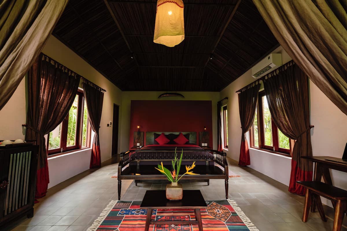 Minibar, caja de seguridad en la habitación y escritorio