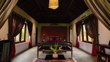 Minibar, coffres-forts dans les chambres, bureau