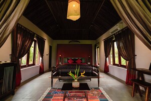 Junior Suite | Minibar, in-room safe, desk, laptop workspace