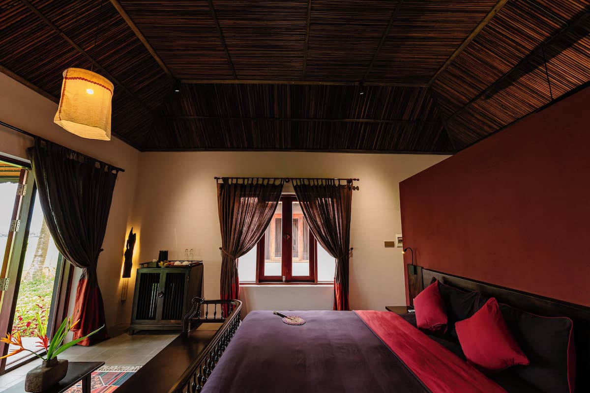 Minibar, caja de seguridad en la habitación y escritorio