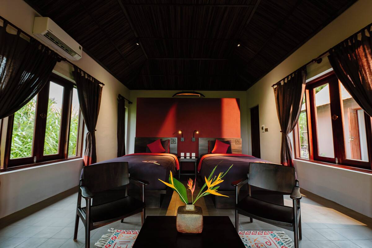 Artículos de tocador gratuitos, secador de pelo, pantuflas, bidet