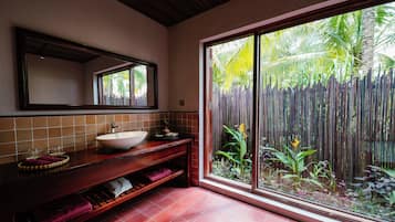 Junior Suite | Minibar, in-room safe, desk, laptop workspace