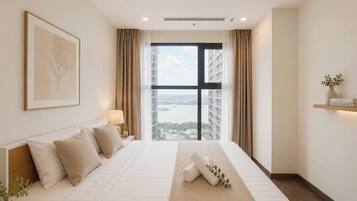 Apartamento estándar, balcón, vistas a la ciudad | Ropa de cama hipoalergénica, edredones de plumas, decoración individual