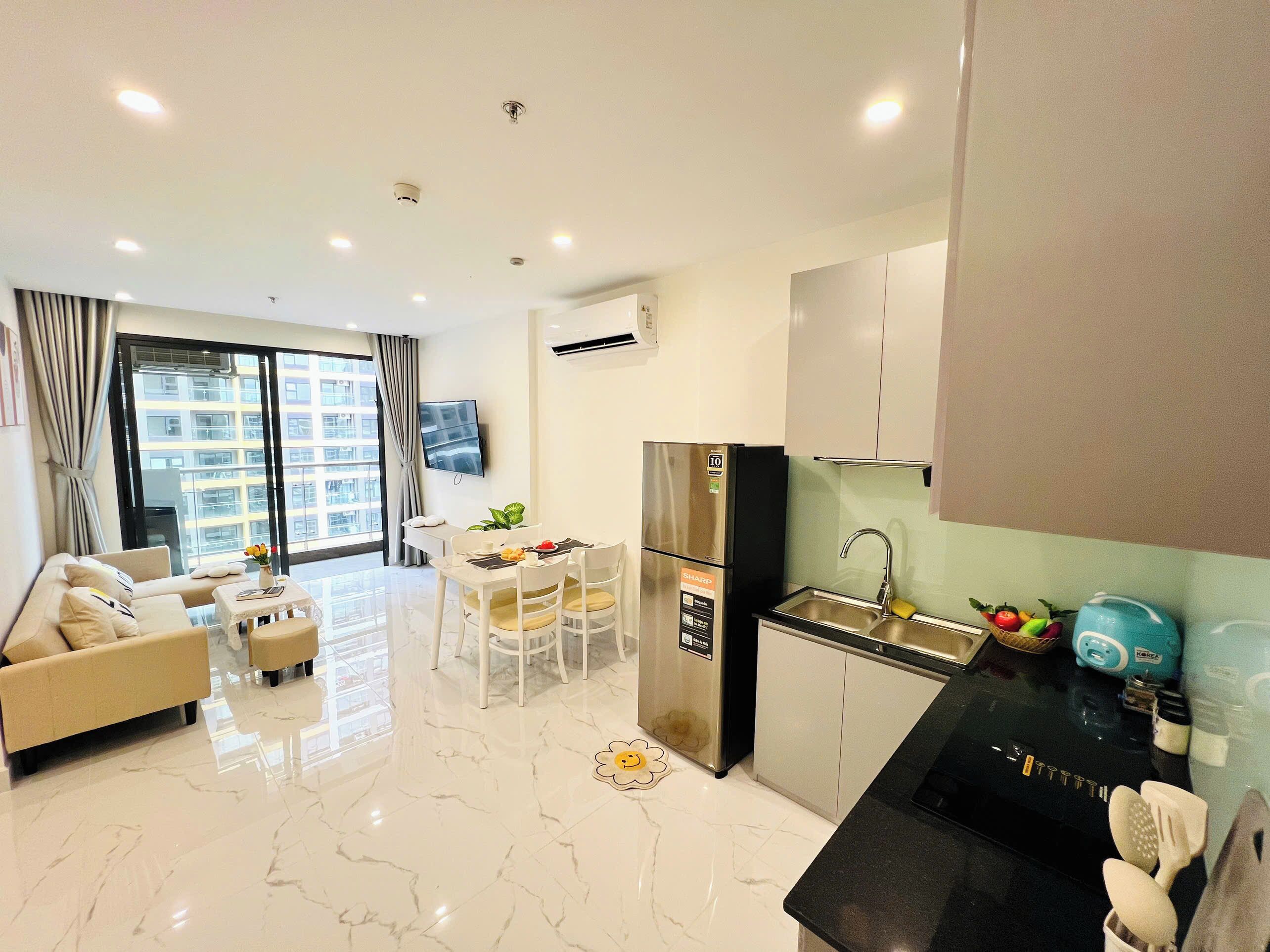 อพาร์ทเมนท์สำหรับครอบครัว, ระเบียง, วิวเมือง | บริเวณนั่งเล่น | ทีวีจอแบน