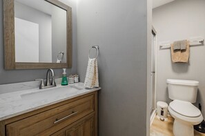 SĂšche-cheveux, serviettes fournies, savon, papier toilette