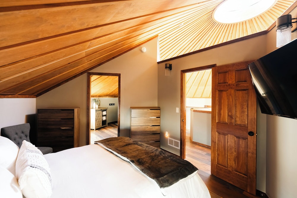 Curated visual reference: Picture Idea: Luxury Off Grid Yurt Hot Tub Epic Views WiFi 10