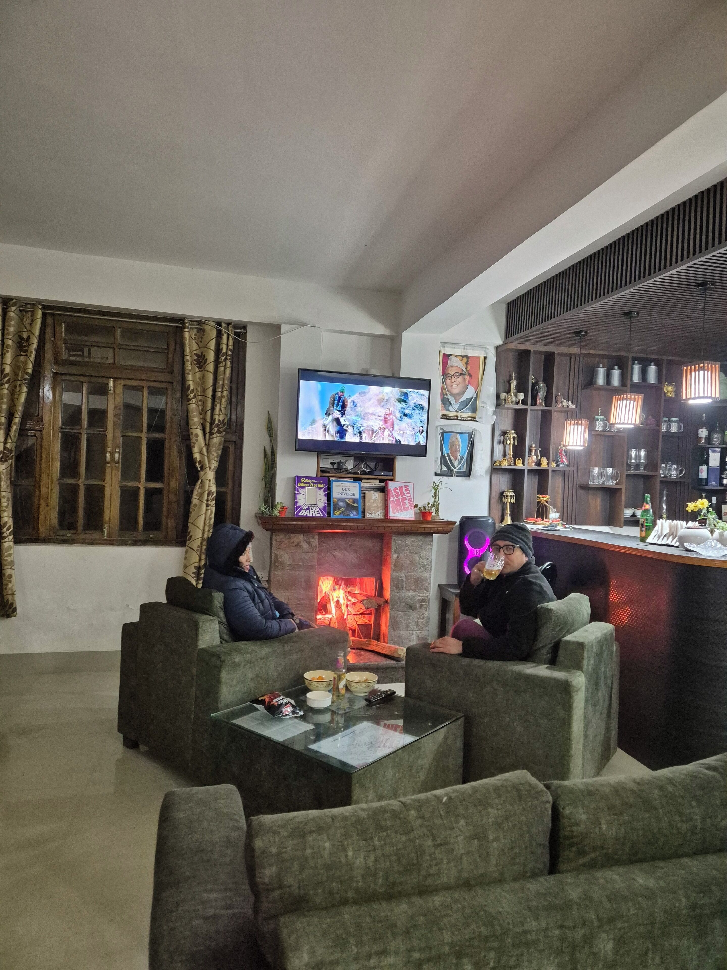 2 bars/lounges