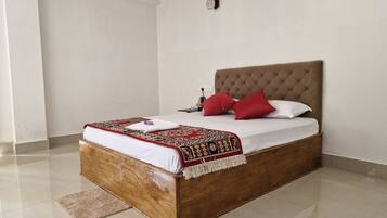 Kamar Double atau Twin Deluks, balkon, pemandangan lembah | Meja kerja