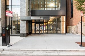 Exterior detail - Blueground | River North, rooftop & pool, nr Mart (Chicago)