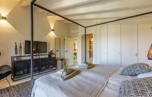 4 bedrooms, travel cot, free WiFi, bed sheets - Awesome home in Llubi (Llubi)