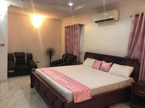 4 bedrooms, iron/ironing board, WiFi, bed sheets