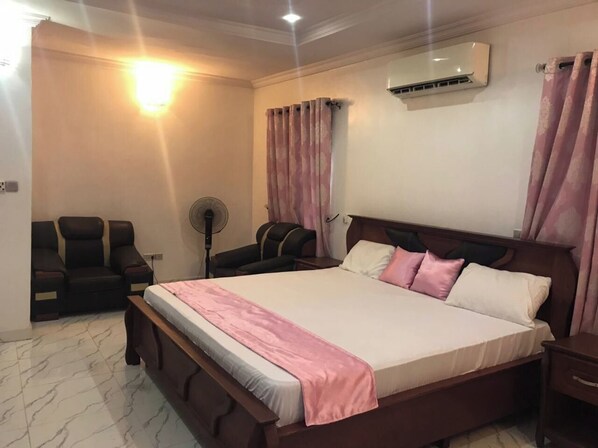 4 chambres, fer et planche à repasser, Wi-Fi, draps fournis