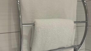 Un porte-serviettes avec une serviette pliée.