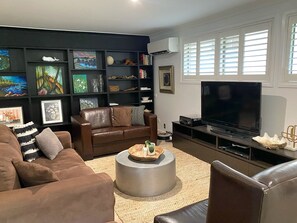 Smart TV, DVD player - Cabbage Tree Art House retreat (Kiama)