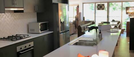 Refrigerador, microondas, horno y parrilla de estufa