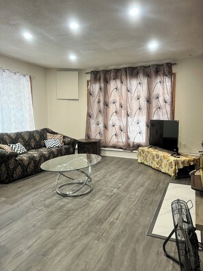 Living area - Private Party Retreat: Noise-Friendly, Dog-Friendly, and Totally Secluded! (Cramahe)