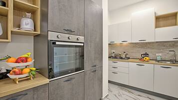 Fridge, oven, stovetop, dishwasher
