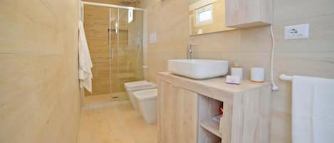 Shower, bidet, towels