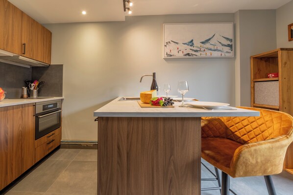 Réfrigérateur, micro-ondes, four, plaque de cuisson