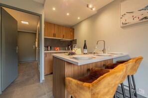 雪櫃、微波爐、焗爐、爐具