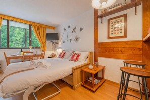 1 bedroom, bed sheets