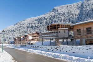 A hotel with a wooden facade, a balcony, and a sign that reads 'Tiscabue de Vallorcine'. - l'Ours Bleu B01 Ski-In at Vallorcine| Shared Pool, Gym & Wellness, Vallorcine (Argentiere), France (Vallorcine (Argentiere))
