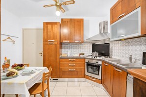 Cafeteira/chaleira, geladeira, cooktop, torradeira