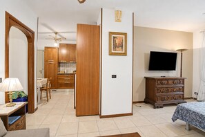 1 bedroom, WiFi (free), bed sheets - Roby loft-Direct Lake Access/Beach, Gardone Riviera, Italy (Gardone Riviera)