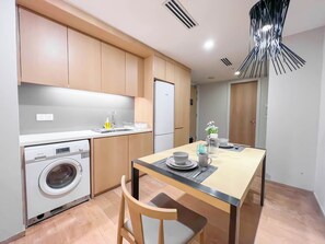 Departamento, 1 habitación | Cocina privada | Tetera eléctrica y comedor 