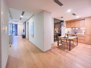 Tetera/pava eléctrica, mesa de comedor