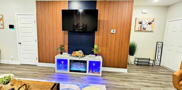 Smart TV, fireplace