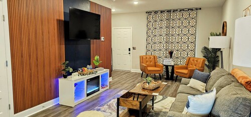 2-bedroom townhome with WiFi. Close to Army base and Hwy. 45 mins to Nashville.